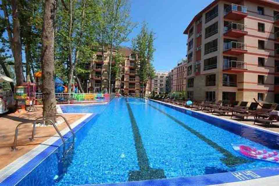 плувен басейн и басейнова зона в хотел Тарсис