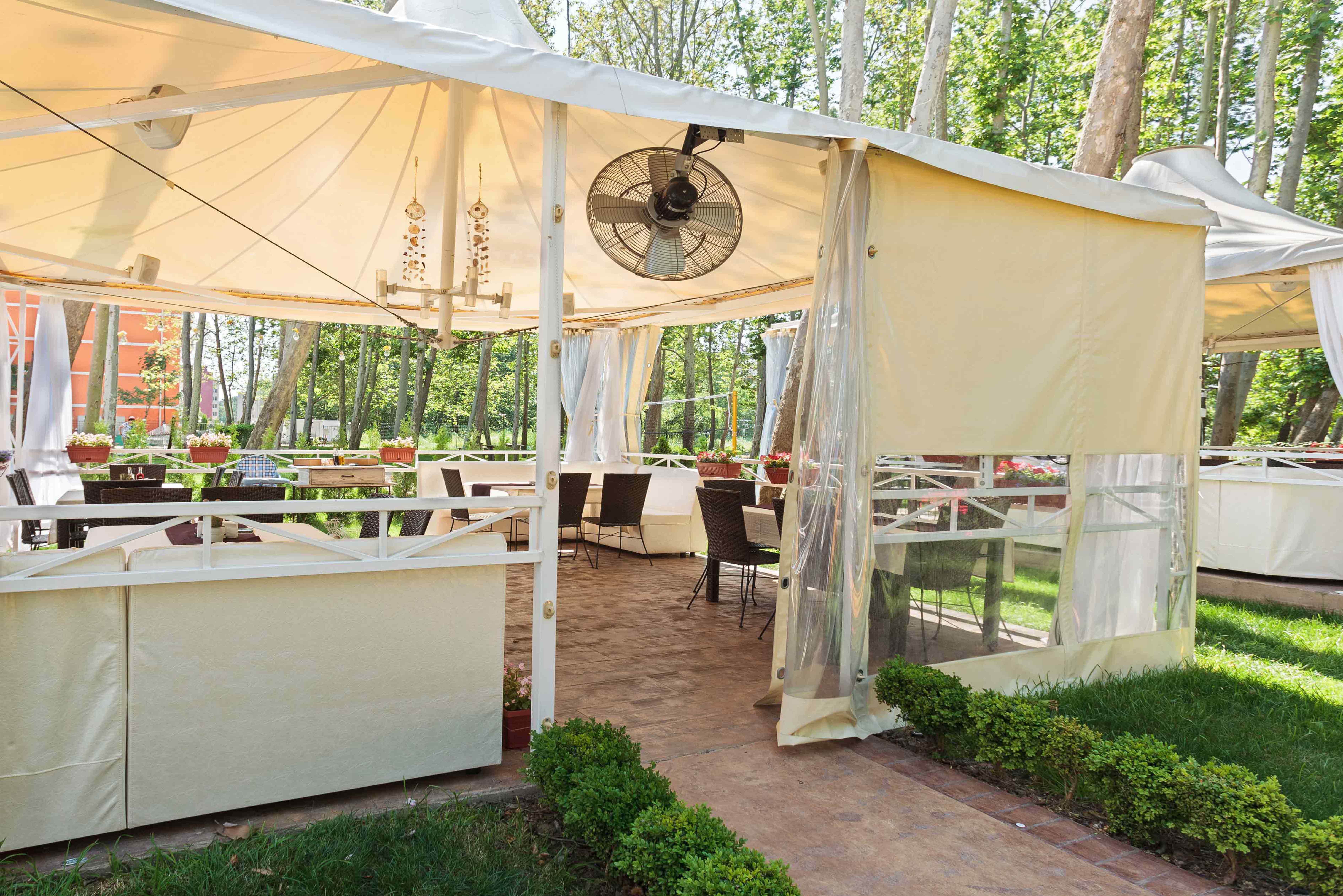 шатри и зони за релакс в градината на хотел Тарсис