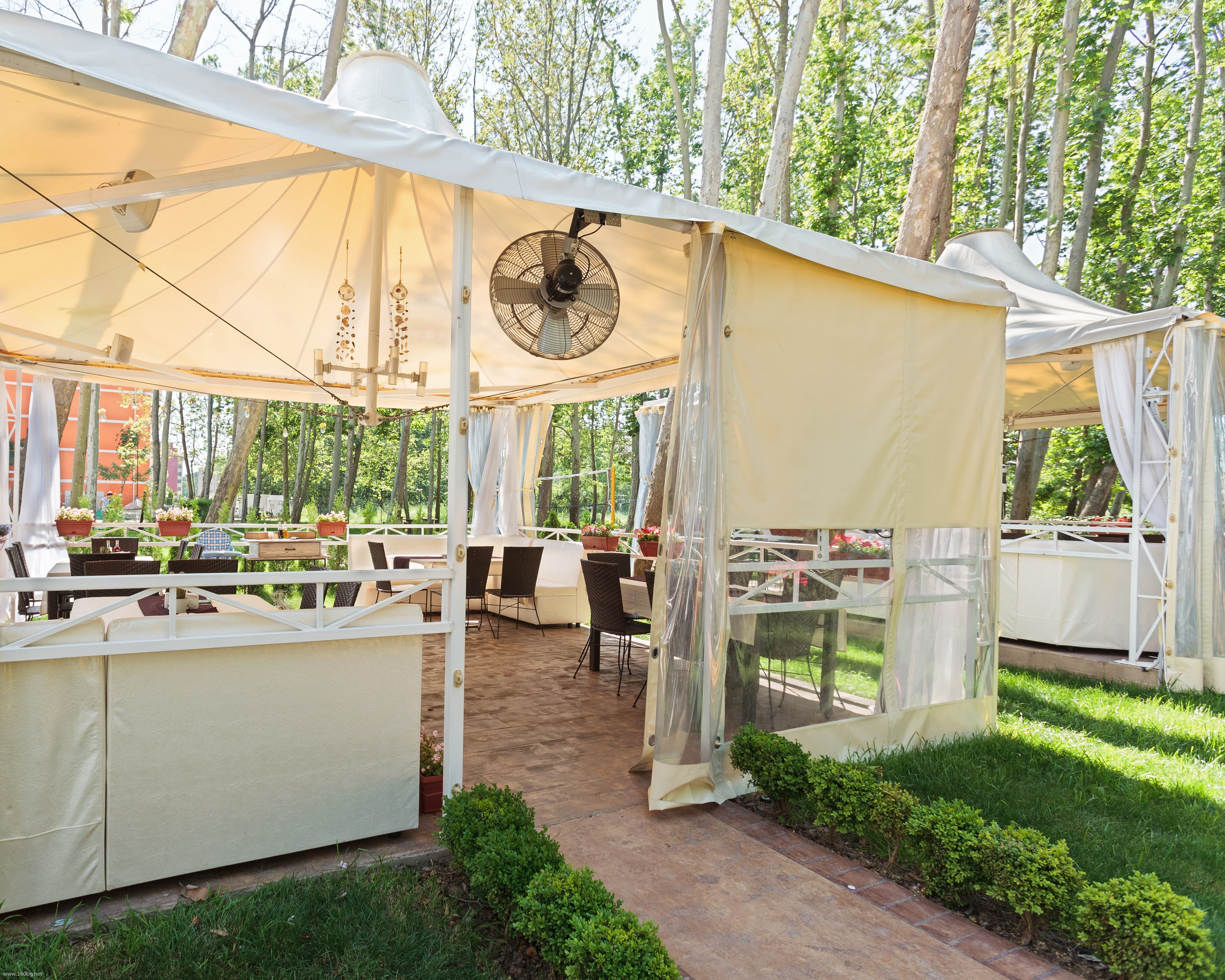 шатри и зони за релакс в градината на хотел Тарсис