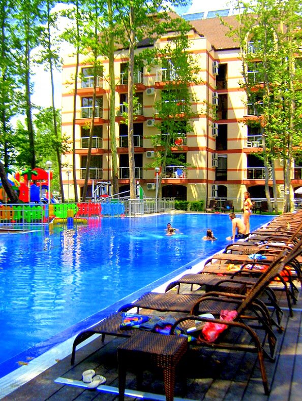 голям плувен басейн в хотел Тарсис