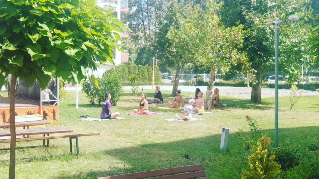 йога клас в градината на хотел Тарсис