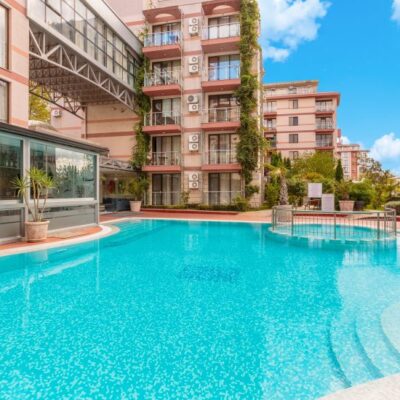 малък басейн в all inclusive хотел с аквапарк Тарсис, Слънчев бряг
